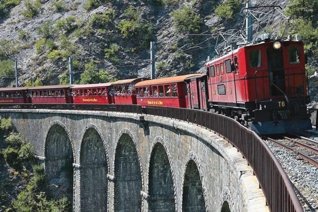 Gite Au Printemps Japonais, Petit Train De La Mure, Parc Des Ecrins Pierre-Chatel Kültér fotó